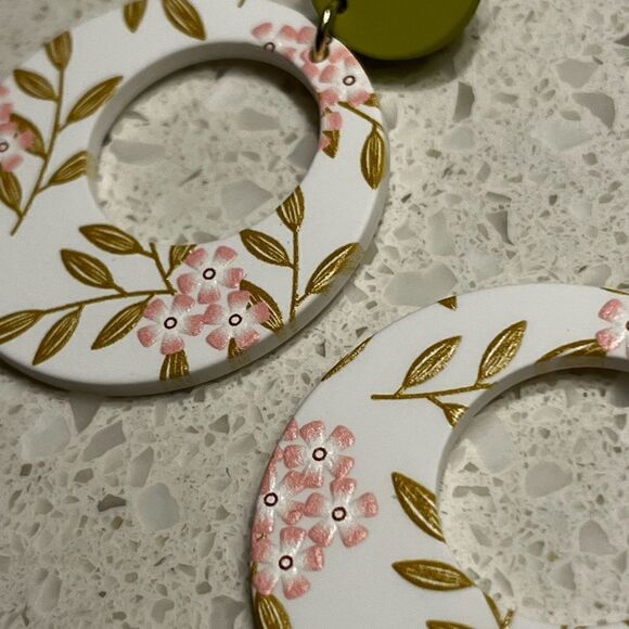 Flower Detail Circle
Shaped Hollow Out Acrylic
Pendant Earrings - Picture 4 of 10